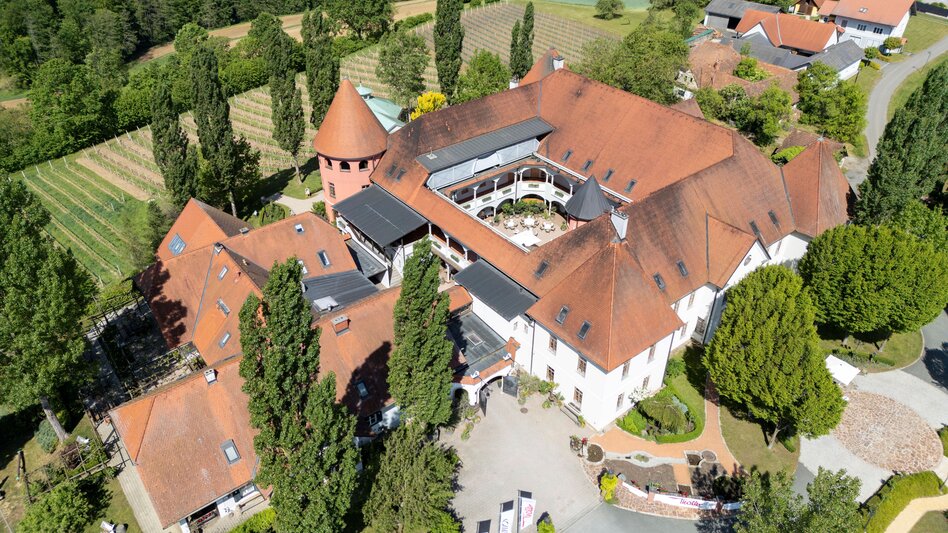 Luftaufnahme des Weinschlosses Thaller mit Innenhof und umliegenden Weingärten in Großwilfersdorf im Thermen- & Vulkanland Steiermark.