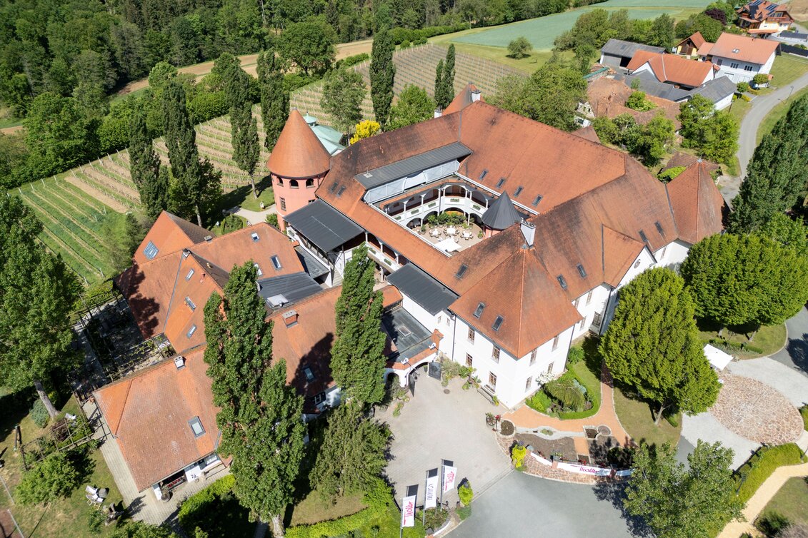 Luftaufnahme des Weinschlosses Thaller mit Innenhof und umliegenden Weingärten in Großwilfersdorf im Thermen- & Vulkanland Steiermark.