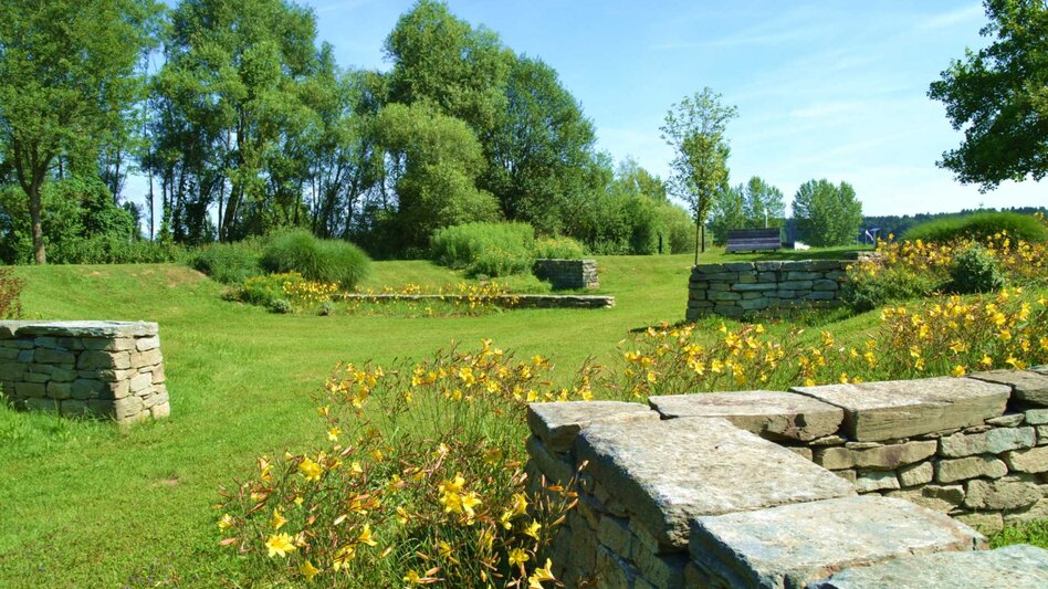Grüne Wiesen und Parkflächen im Thermenpark Bad Blumau