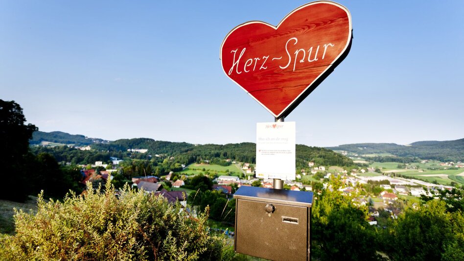 Rote Herztafel entlang des Herzspurweges in Bad Gleichenberg im Thermen- & Vulkanland Steiermark