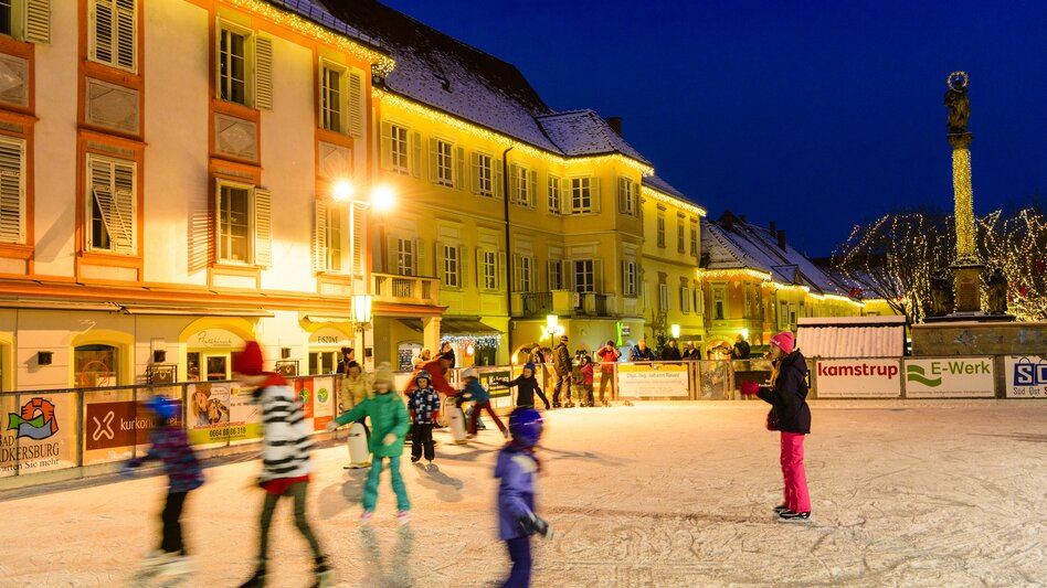Kinder laufen am Eis in Bad Radkersburg im Thermen- & Vulkanland Steiermark