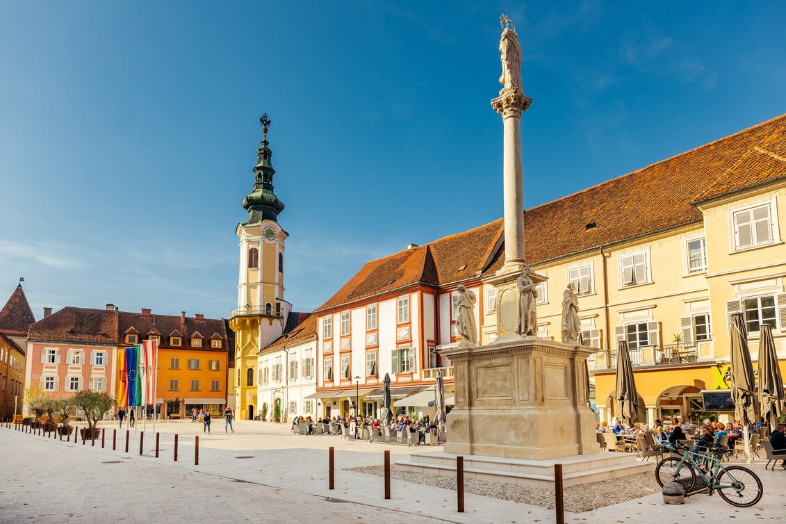 Hauptplatz von Bad Radkersburg im Thermen- & Vulkanland Steiermark: Historische Altstadt mit Stadtpfarrkirche, Mariensäule und Straßencafés – beliebter Treffpunkt für Kultur, Genuss und mediterranes Flair in der Südoststeiermark.