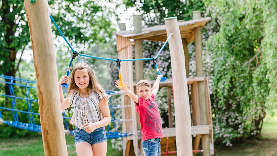 Kinder spielen am Spielplatz in Bad Waltersdorf