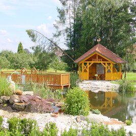 Kleiner Teich mit Holzbrücke im Ortsteil Salsach, Deutsch Goritz im Thermen- & Vulkanland Steiermark