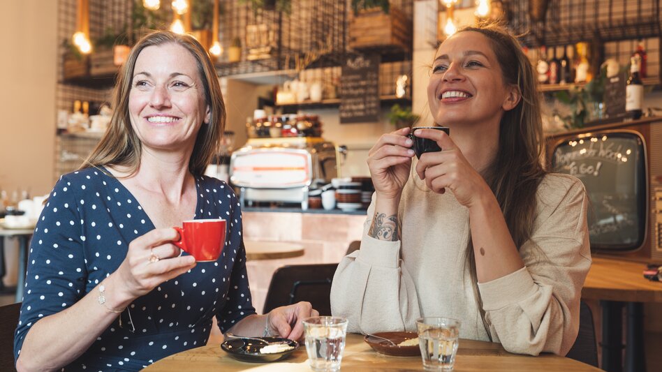 Freundinnen genießen Kaffee im Café in Feldbach