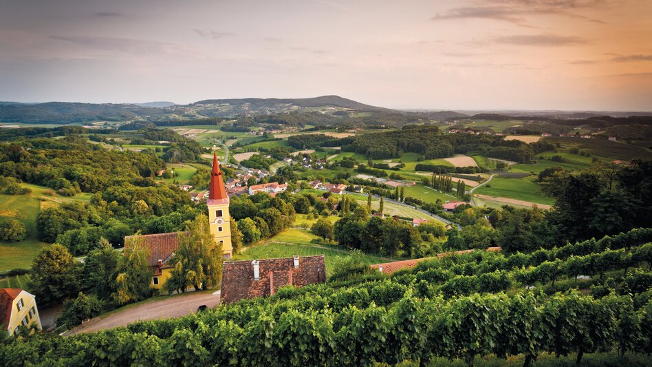 Blick auf die Pfarrkirche Kapfenstein und den Stradner Kogel bei Bad Gleichenberg im Thermen- & Vulkan