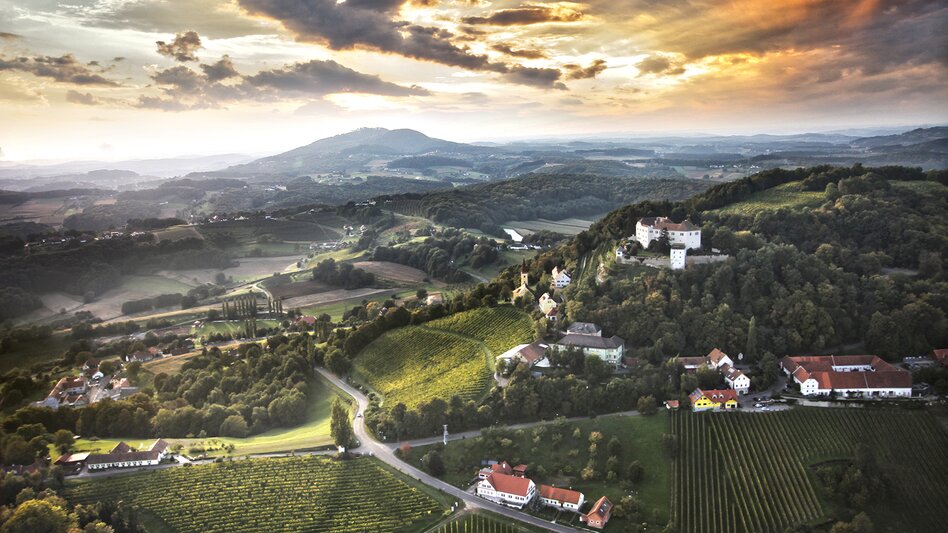 Schloss Kapfenstein und die Kogel im Thermen- & Vulkanland im Südosten der Steiermark