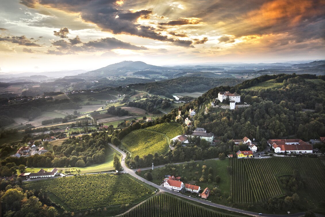 Schloss Kapfenstein und die Kogel im Thermen- & Vulkanland im Südosten der Steiermark