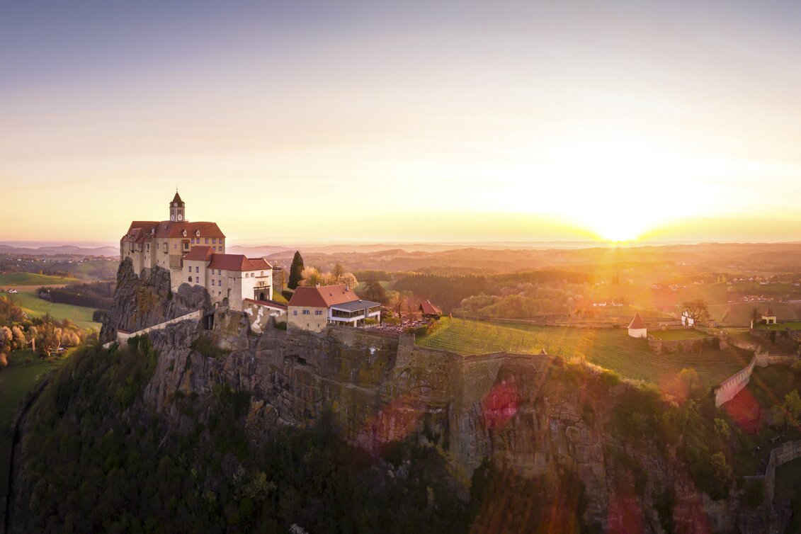 Sonnenaufgang hinter der Riegersburg im Thermen- & Vulkanland Steiermark