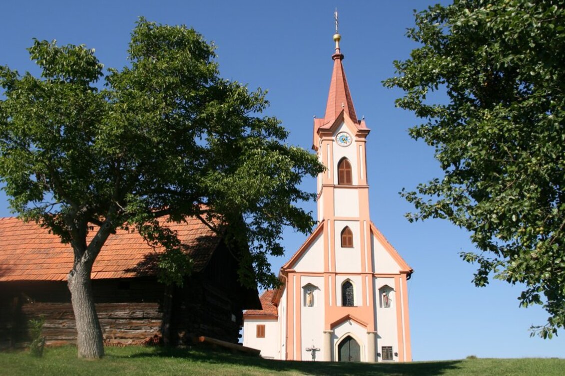 Kapelle St. Stefan im Rosental mit historischem Kirchturm und traditionellem Holzgebäude | © TVB Thermen- & Vulkanland | Marktgemeinde St. Stefan im Rosental