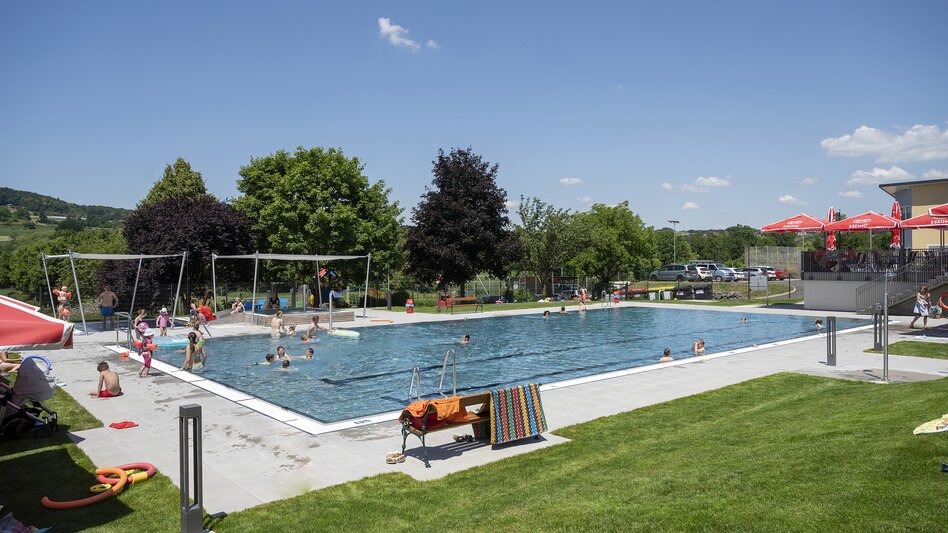 Freibad Tieschen mit Schwimmbecken, Kinderbereich und Liegewiese