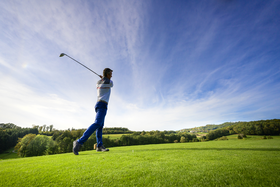 Abschlag auf den schönsten steirischen Golfplätzen | © Thermen- & Vulkanland | pixelmaker.at