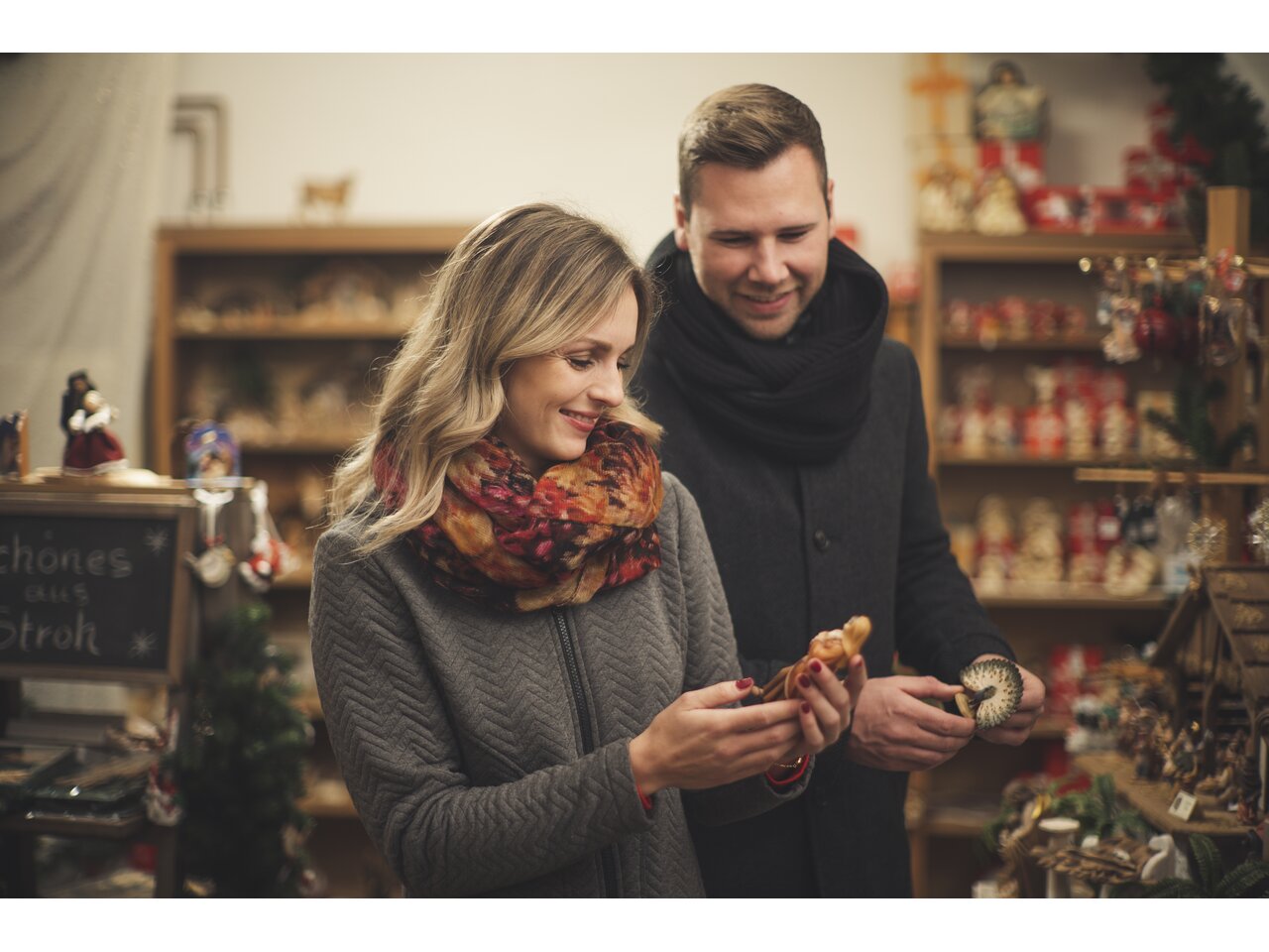 Pärchen bestaunen Engel auf Weihnachtsausstellung