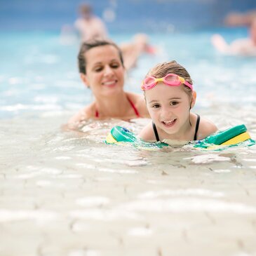Mutter spielt mit Kind im Becken der H2O-Therme Bad Waltersdorf