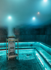 Heißer Dampf und türkis-blaues Licht im Soledampfbad im Rogner Bad Blumau
