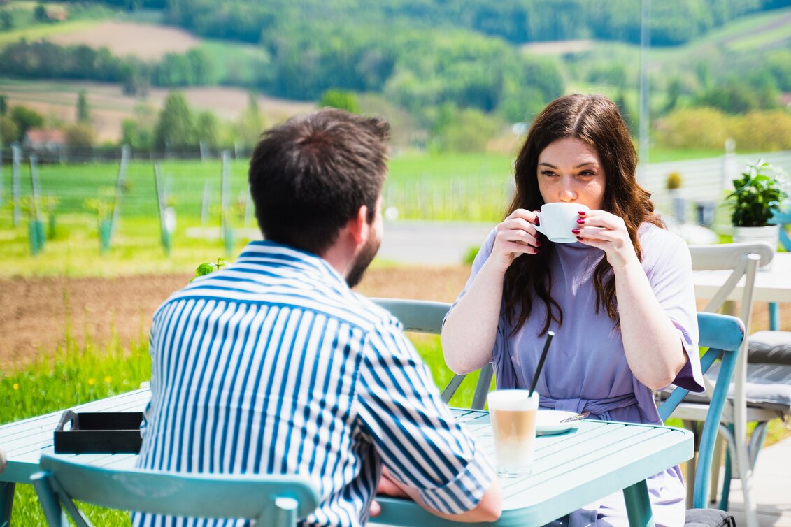 Kaffee trinken in der Kaffeerösterei Maitz | © Thermen- & Vulkanland | Fabian Trummer