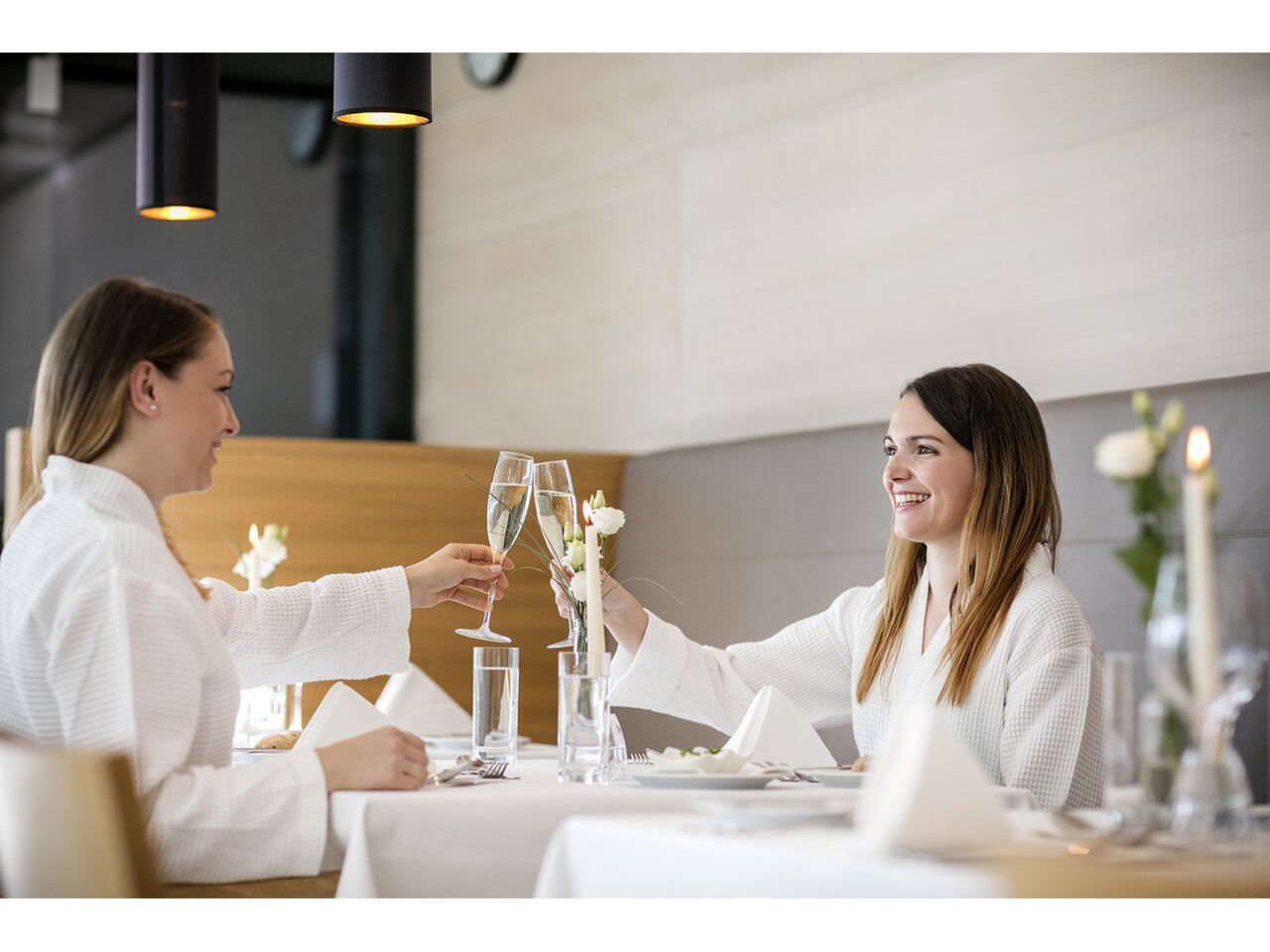 Silvester in den Thermen im Bademantel verbringen und anstoßen
