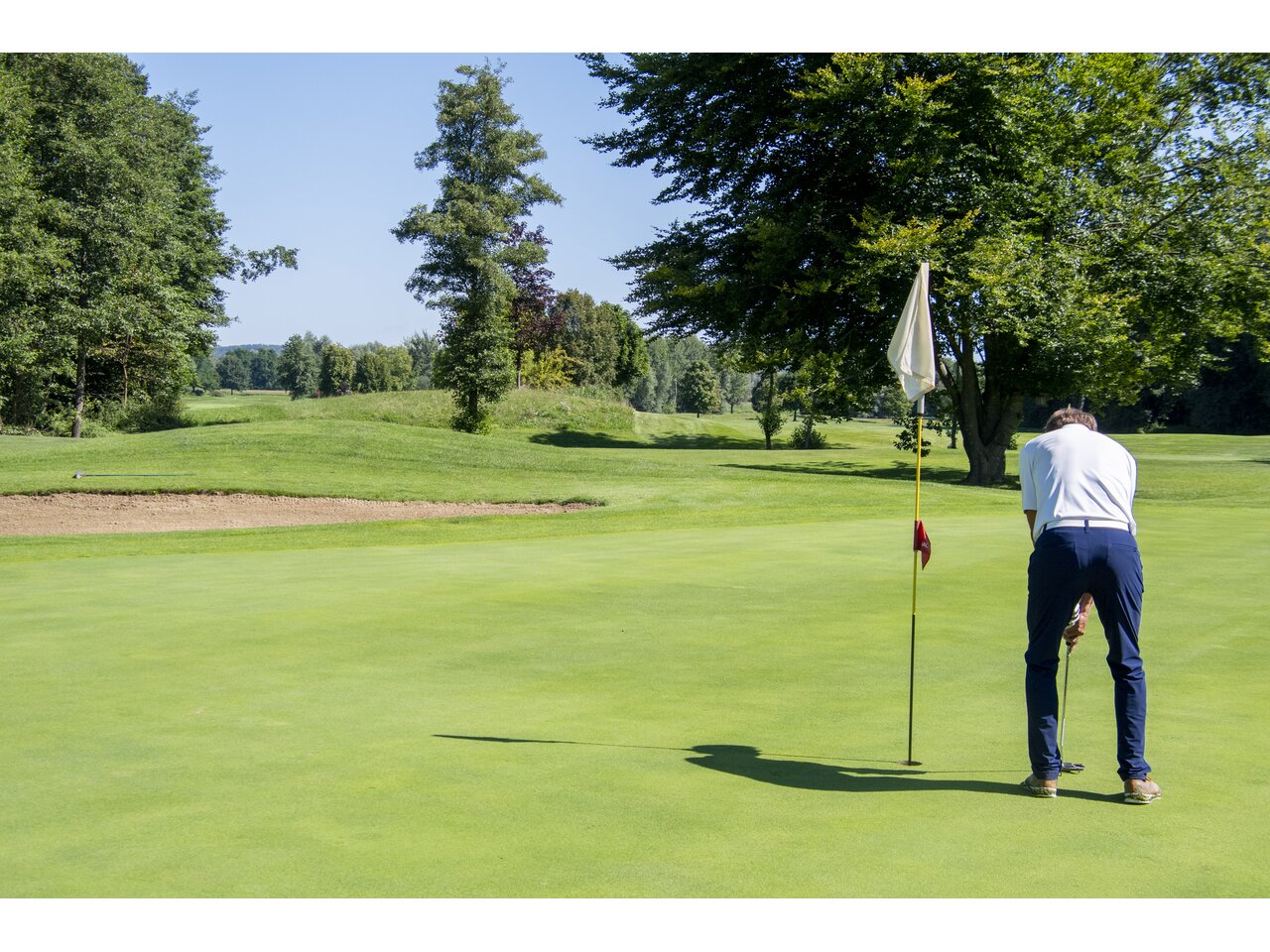 Golfer bei Vorbereitung des Abschlags am Golfplatz