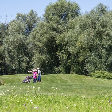 Golfspieler mit Golfbag inmitten der steirischen Natur