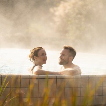 Ein Paar entspannt im Thermalwasser