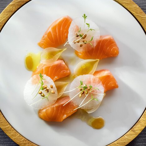 Gebeizter Lachs mit Perlzwiebel | © Malerwinkl