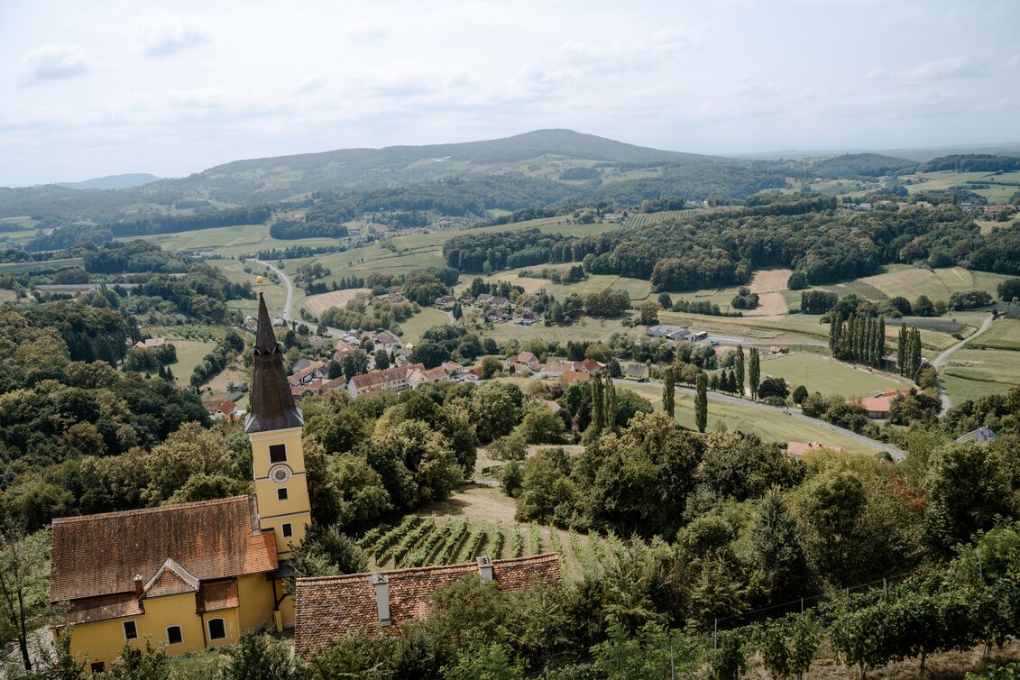 Aussicht Schloss Kapfenstein | © Thermen- & Vulkanland | Nadine Propst & Lukas Bergmann