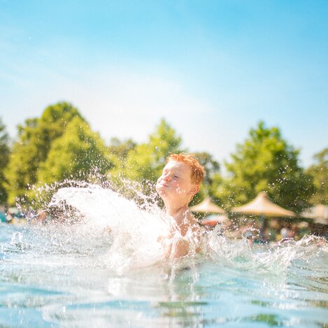 Eintauchen in Österreichs größtes Beckenbad | © Thermen- & Vulkanland | Jean Van Lülik Phtographer