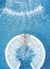 Frau entspannt im heißen Thermalwasser der Parktherme Bad Radkersburg