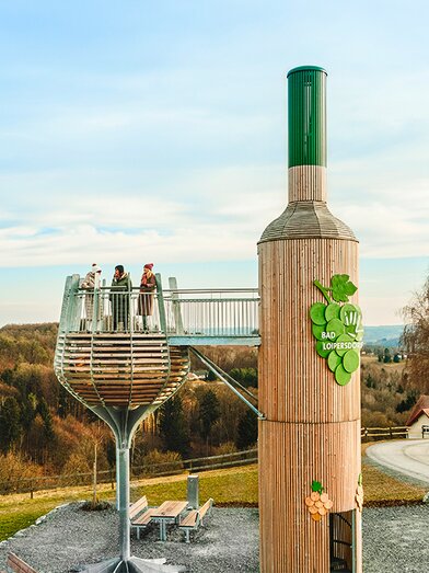 Austria's largest walk-in wine bottle with wine glass | © Thermen- & Vulkanland | Michael Königshofer