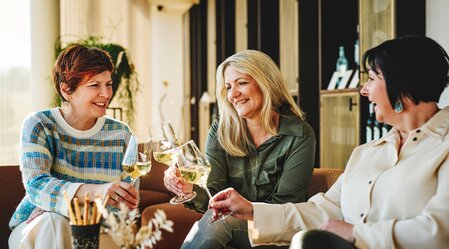 Taste and enjoy Styrian wine | © Thermen- & Vulkanland | Michael Königshofer