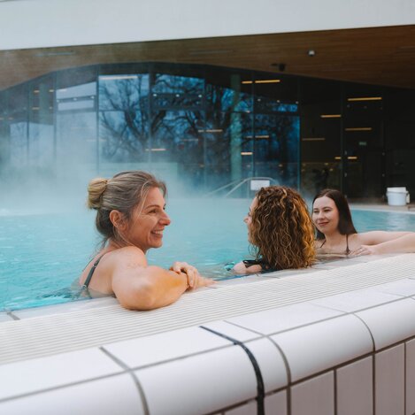 Relaxace v termálním bazénu | © Thermen- & Vulkanland | valantic austria