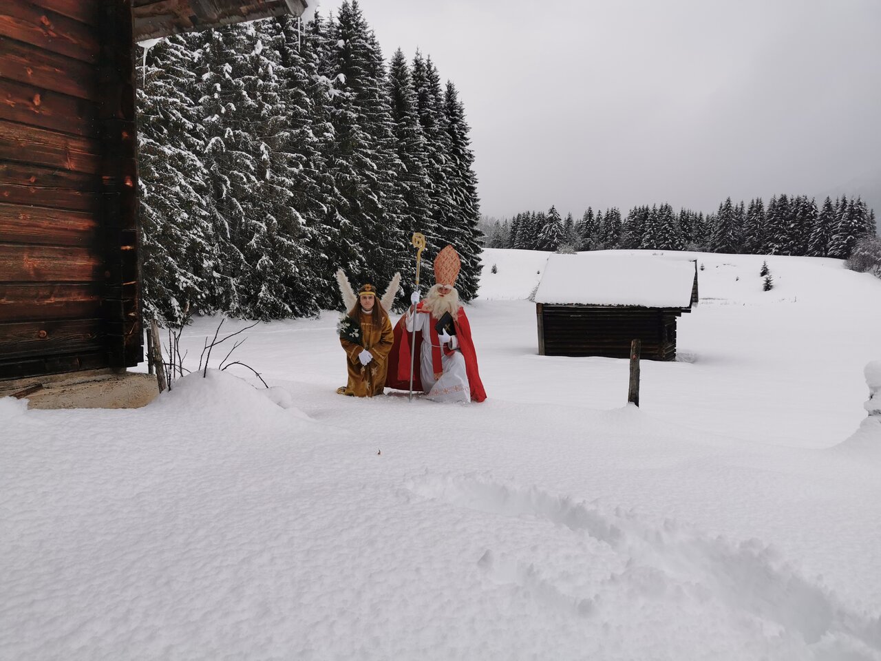 Engel und Nikolaus beim Nikolospiel in Bad Mitterndorf | Krampusbrauchtum im Ausseerland Salzkammergut