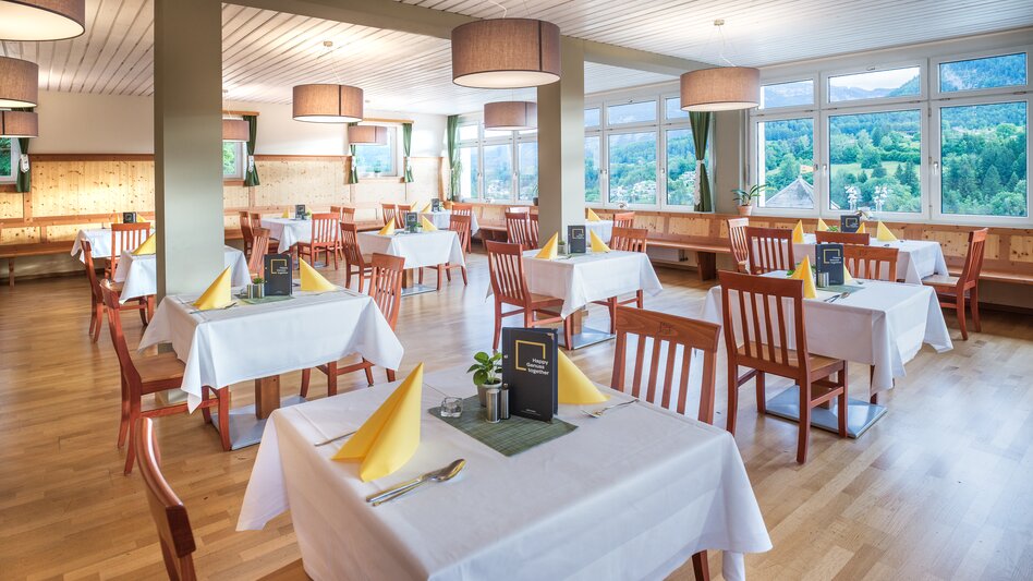 Restaurantbereich mit großzügigen Fenstern im JUFA Hotel Bad Aussee*** | © JUFA Hotels, Peter Straub | Peter Straub