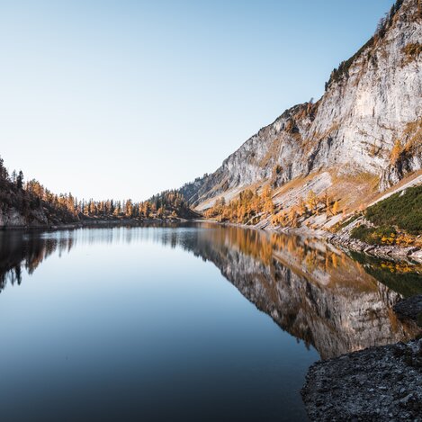 Der Lahngangsee am Weg zur Pühringerhütte im Toten Gebirge im Herbstkleid | © KARL STEINEGGER | KARL STEINEGGER