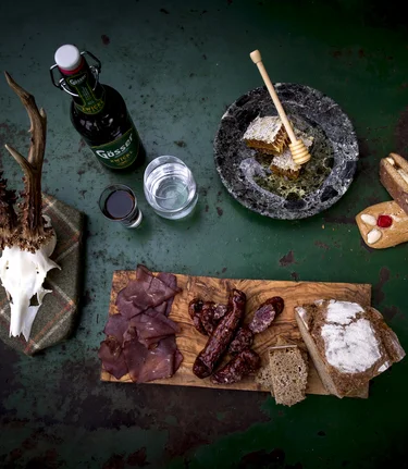 Die kulinarische Steiermark:  Hochschwab-Wild, Lebkuchen, Honig, Kräuterbitter, Wasser, Bier - die Hochsteiermark | © Steiermark Tourismus / Tom Lamm | Tom Lamm