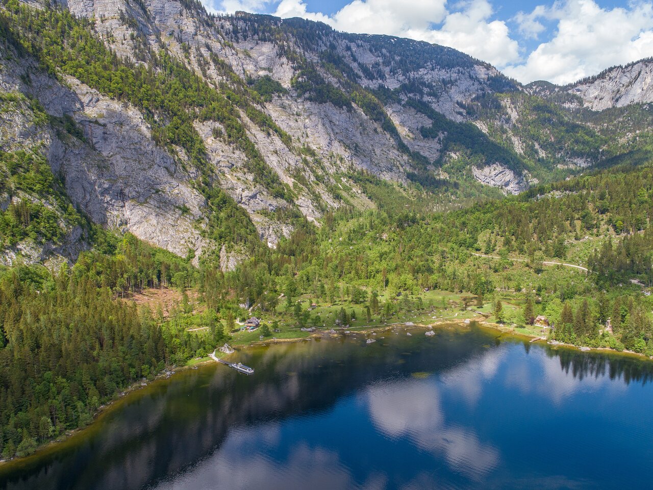 Altausseer See, Alt Aussee, Bad Aussee, Badesee, Salzkammergut, Spiegelung Berge James Bond Hütte | © ViennaPress / Andreas TISCHLER | ViennaPress / Andreas TISCHLER