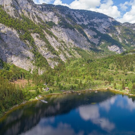 Altausseer See, Alt Aussee, Bad Aussee, Badesee, Salzkammergut, Spiegelung Berge James Bond Hütte | © ViennaPress / Andreas TISCHLER | ViennaPress / Andreas TISCHLER