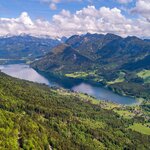 Sommerliche Vogelperspektive auf den Grundlsee im Ausseerland Salzkammergut: Glasklares Wasser, grüne Ufer und beeindruckende Berglandschaft – ein Naturparadies in der Steiermark. | © TVB Ausseerland