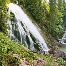 Idyllischer Wasserfall am Rundwanderweg in Tauplitz