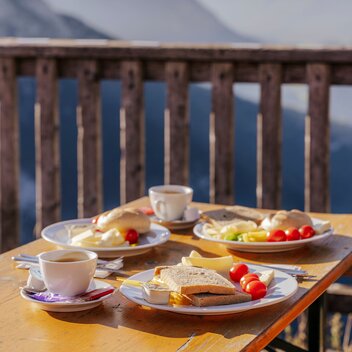 Frühstück mit Aussicht von der Loseralm | © SLT