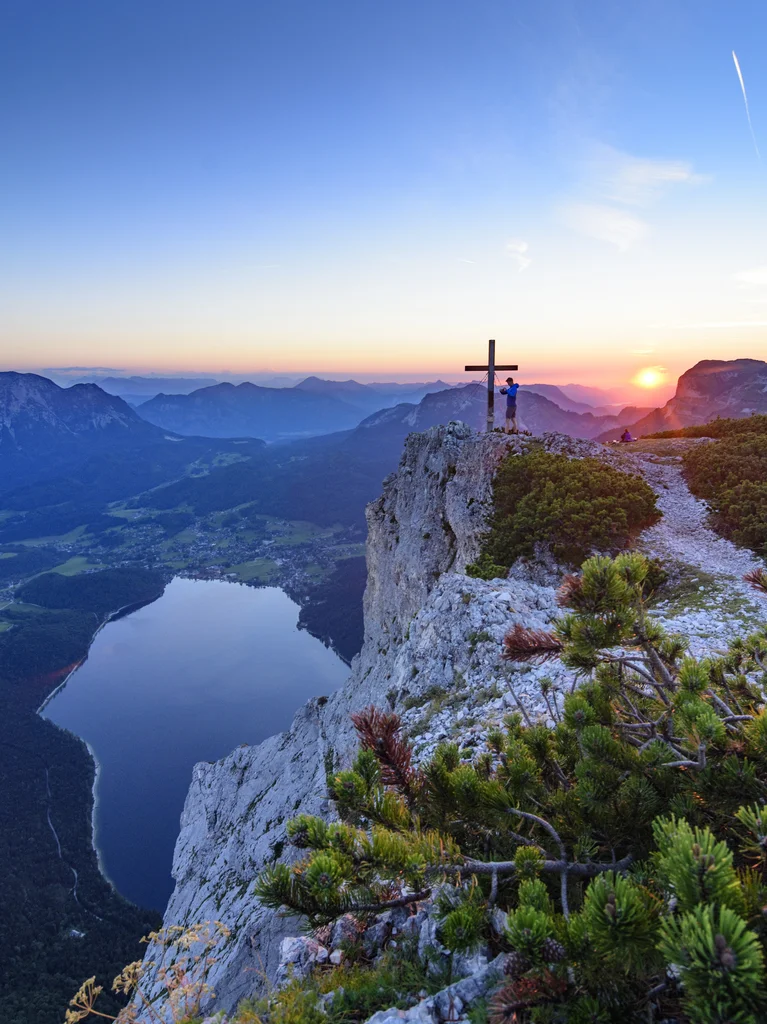 Hikers in the Alps under a clear sky | © Klaus Krumboeck | Klaus Krumboeck