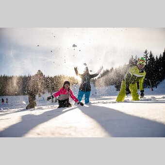 Kinder spielen im Schnee in der Joglland-Waldheimat | © TV Oststeiermark | Klaus Ranger