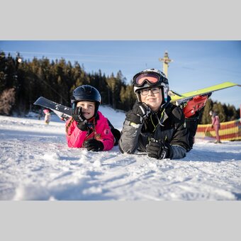 Kinder im Schnee mit Ski in der Joglland-Waldheimat | ©  Oststeiermark Tourismus | Joglland-Waldheimat, Klaus Ranger