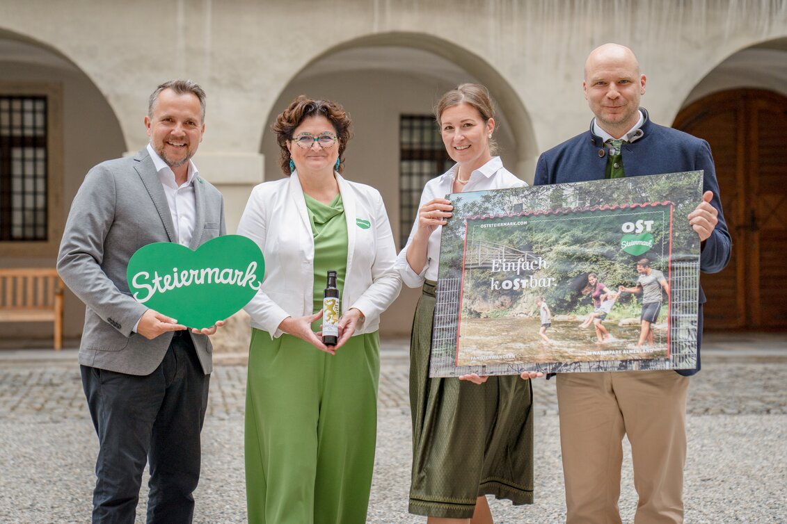 4 Personen von links: Michael Feiertag, Julia Fandler, Kathrin Großschedl und Stefan Schindler präsentieren zukunftsorientierte Markenauffrischung in der Oststeiermark | © Oststeiermark Tourimus | Jaden Gynes