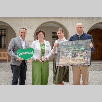 4 Personen von links: Michael Feiertag, Julia Fandler, Kathrin Großschedl und Stefan Schindler präsentieren zukunftsorientierte Markenauffrischung in der Oststeiermark | © Oststeiermark Tourimus | Jaden Gynes
