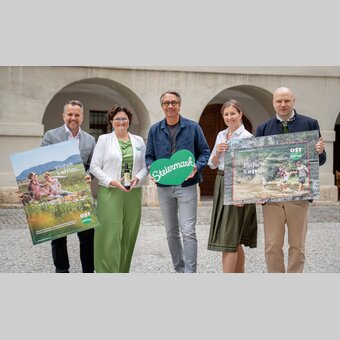 5 Personen von links: Michael Feiertag, Julia Fandler, Mario Strasser, Kathrin Großschedl und Stefan Schindler präsentieren zukunftsorientierte Markenauffrischung in der Oststeiermark | © Oststeiermark Tourimus | Jaden Gynes