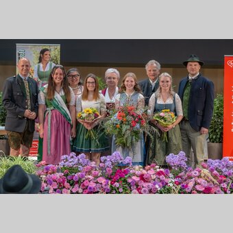 v.l.: Bgm. Andreas Geier, Elisa Hainzl (ehem. Blumenkönigin), Renate Jausner Zotter, Tanja Kager (Blumenprinzessin), Grete Posch (Moden Posch, Designerin der Blumenstraßen Dirndl), Sarah Milchrahm (Blumenkönigin), Karl Gschaider (Obmann Blumenstraße), Katharina Pessl (Blumenprinzessin) und Stefan Schindler (GF Tourismusverband Oststeiermark). | ©  Oststeiermark Tourismus | Rene Strasser
