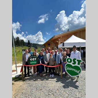 Gruppenfoto bei der Eröffnung der FUNBASE Holzmeisterlift | © Oststeiermark Tourimus