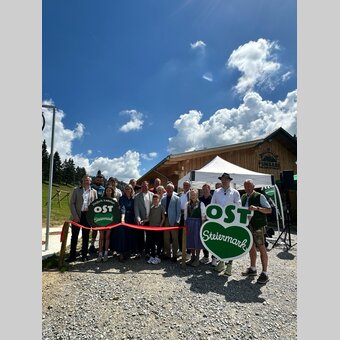 Gruppenfoto bei der Eröffnung der FUNBASE Holzmeisterlift | © Oststeiermark Tourimus