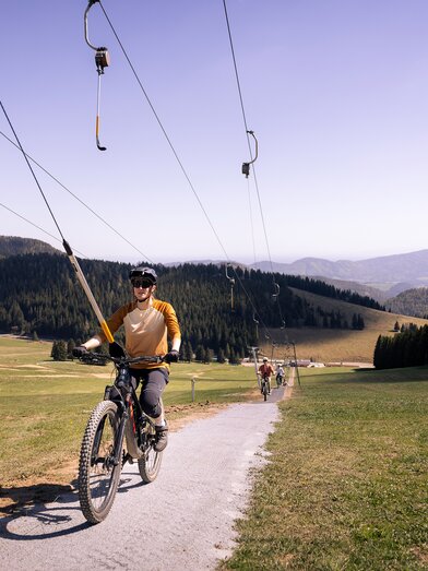 Mountainbiker auf einer malerischen Strecke | © Oststeiermark Tourimus | klemenskoenig.at